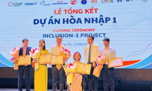 ACDC receives commendation from provincial people's committee of Quang Tri at the Inclusion 1 project closing workshop